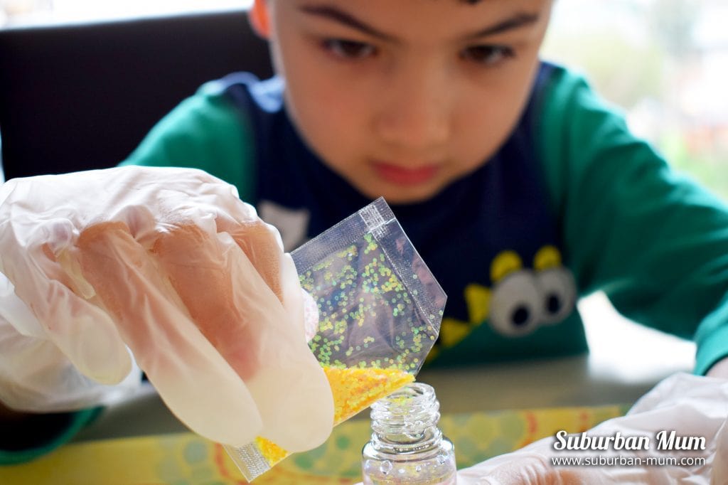Wild! Science Glitter pouring