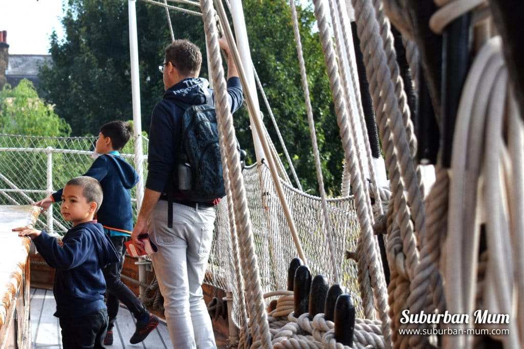 boys-exploring-cutty-sark