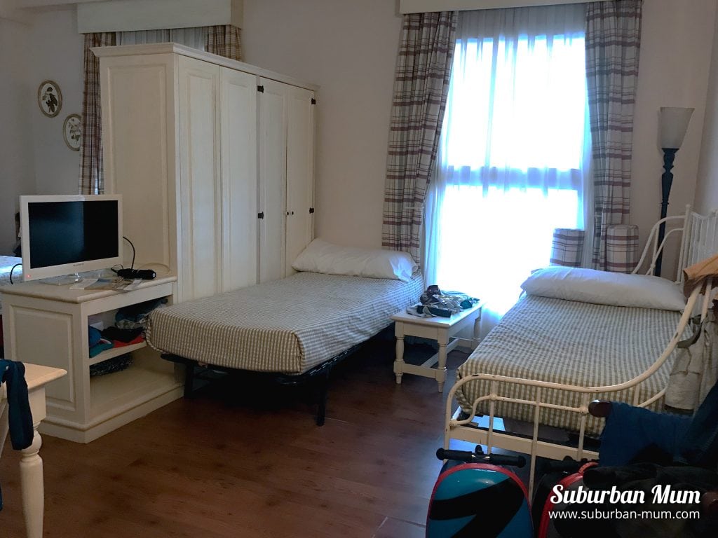 hotel-gold-river-standard-room-single-beds
