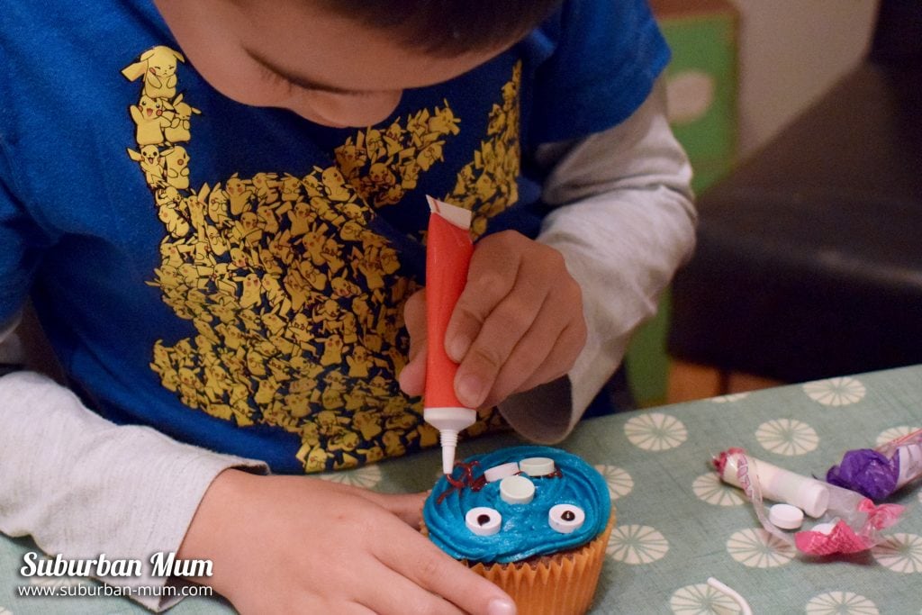 m-decorating-cupcake