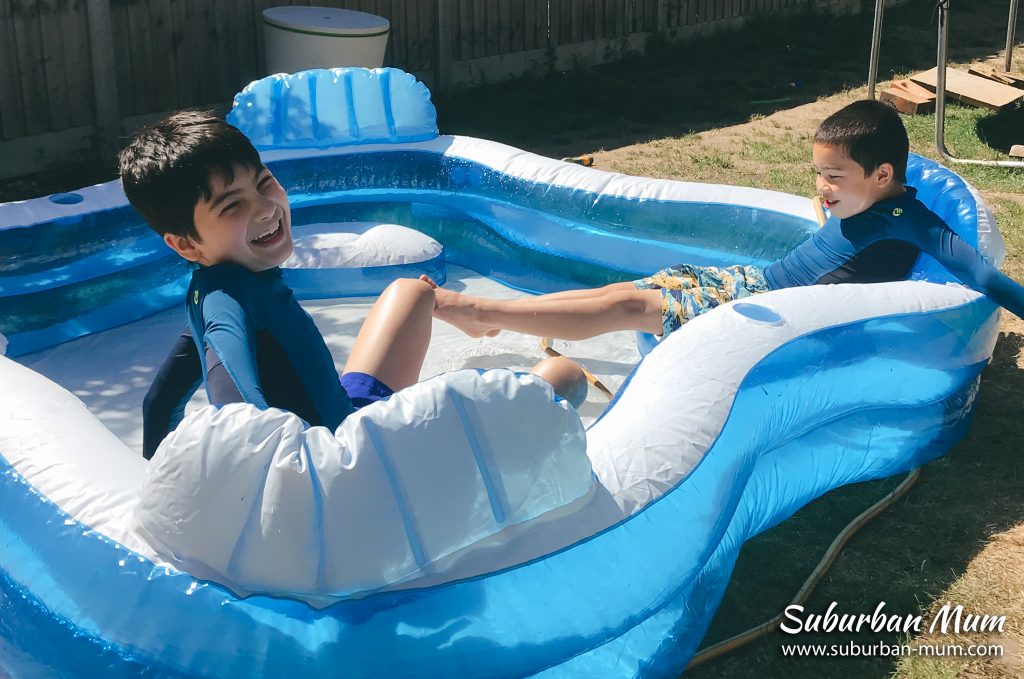 boys-in-paddling-pool