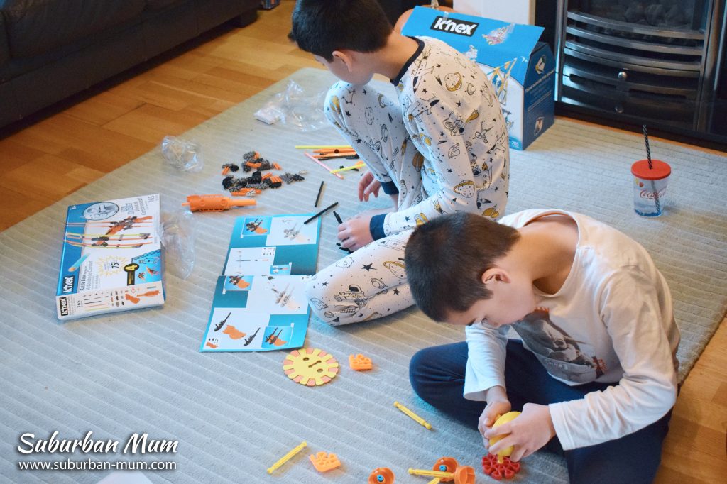 boys-building-knex