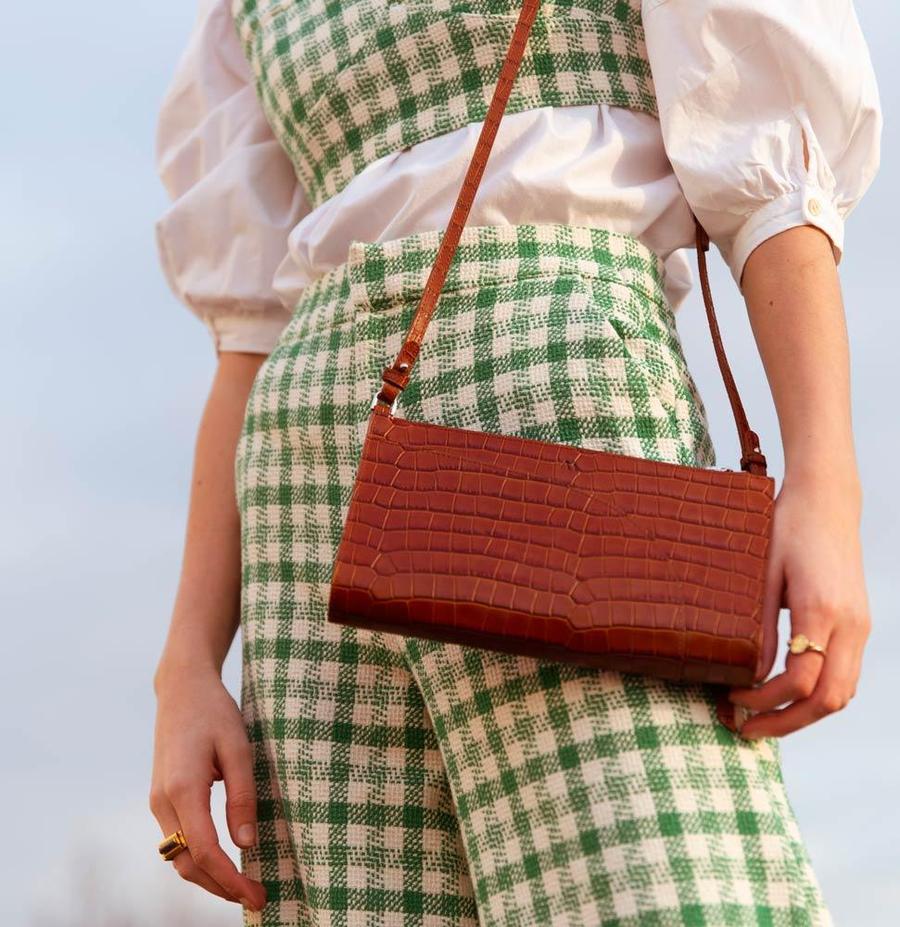 arch-clutch-croco-caramel
