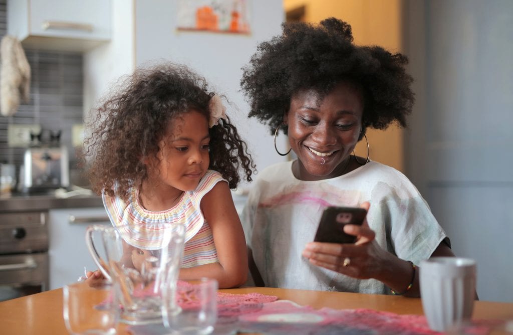 mum-daughter-looking-at-phone